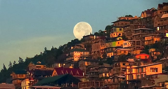 Moonrise in Baguio